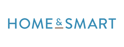 Лого за „Home Smart“ със син текст и икона, наподобяваща къща в средата на думите, проектирано с прецизността на Haetit.