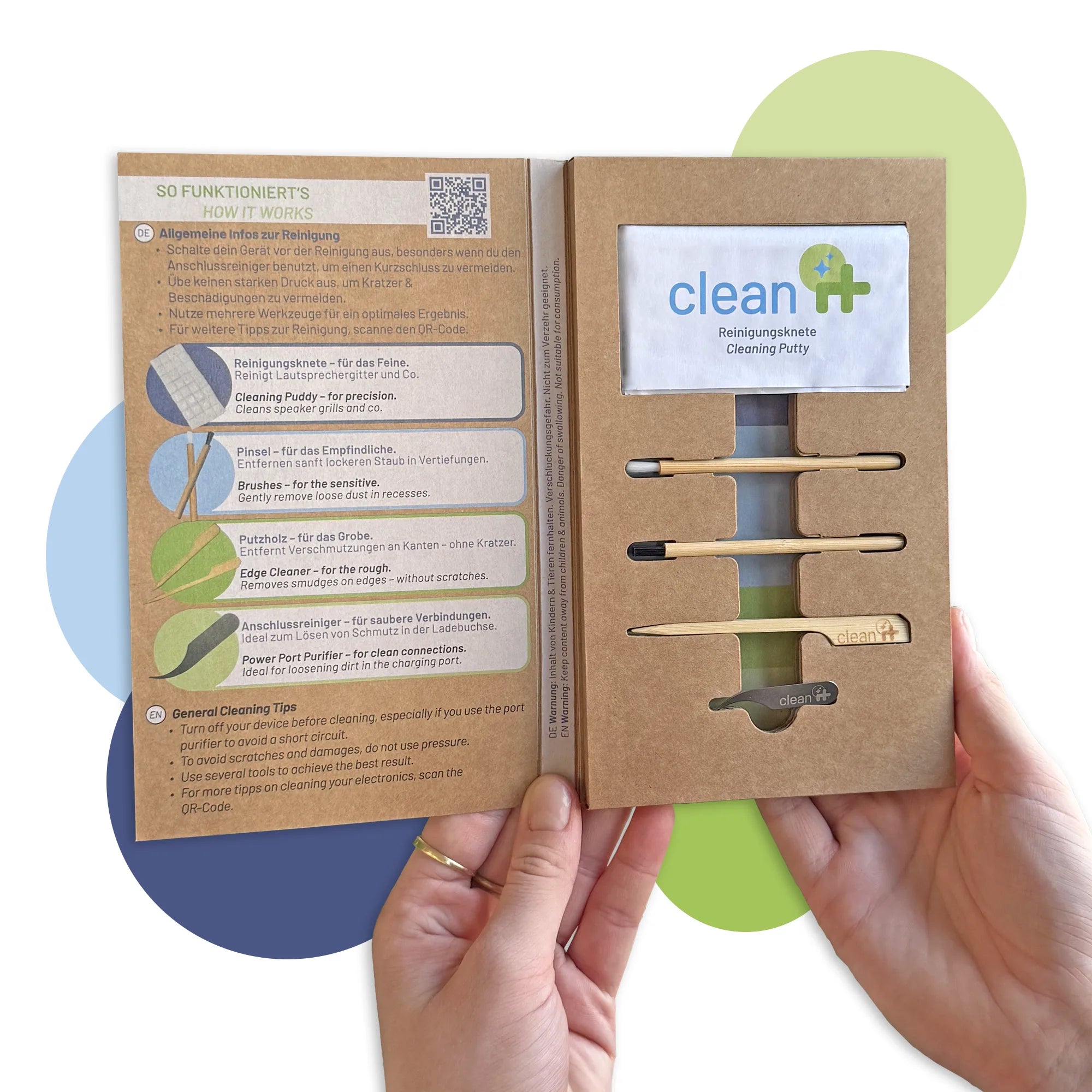Ръце, държащи отворена картонена брошура, съдържаща Clean It инструменти за почистване на телефон и инструкции с етикети „clean+“ и „HOW IT WORKS“ на английски и немски. Ръце, държащи отворена картонена брошура, съдържаща Clean It инструменти за почистване на телефон и инструкции с етикети „clean+“ и „HOW IT WORKS“ на английски и немски.